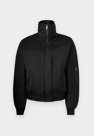 Čierna bomber bunda vyrobená z hladkého, ľahkého materiálu. Má vysoký golier, predné zips, bočné vrecká a zipsované vrecko na rukáve.