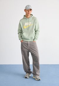 Nike Sportswear M NK CLUB BB PO CHNL FTRA - Majica s kapuljačom - jade horizon