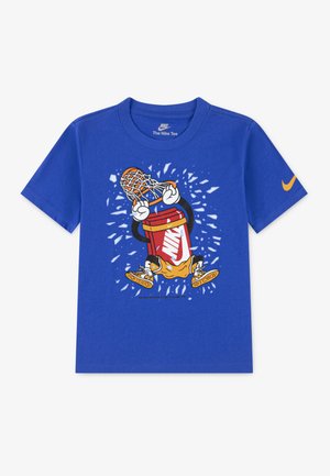 Camiseta de algodón azul con un personaje de estilo caricaturesco sosteniendo un palo de lacrosse. Incluye detalles en naranja y un logo de Nike en la manga.