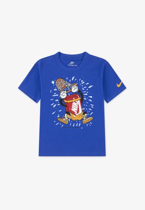 Zila kokvilnas t-krekls ar karikatūru attēlotu varoni, kas tur lacrosse nūju. Ietver oranžus akcentus un Nike logo uz piedurknes.