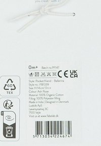 Przytulanka do kieszeni baletnicy, 14 cm, w kolorze szaroróżowym, wykonana w 100% z bawełny organicznej, wypełniona poliestrem, posiada symbole pielęgnacji i kod kreskowy na metce.