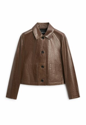 Hnědá kožená bunda s dlouhými rukávy, čtyřmi černými knoflíky vpředu, špičatým límcem a dvěma velkými předními kapsami.