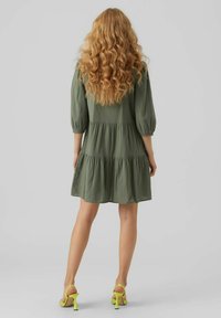 Vero Moda PRETTY 3/4 - Dienas kleita - laurel wreath