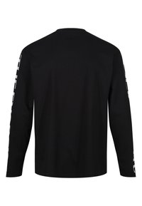 Svart långärmad t-shirt i bomull. Har en enkel design med rund halsringning och fet vit text tryckt på vänster ärm.