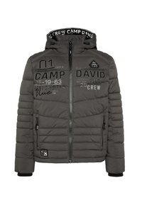 Chaqueta acolchada gris con textura acolchada, cierre frontal con cremallera, dos bolsillos laterales y varios detalles impresos. Incluye capucha y puños acanalados.