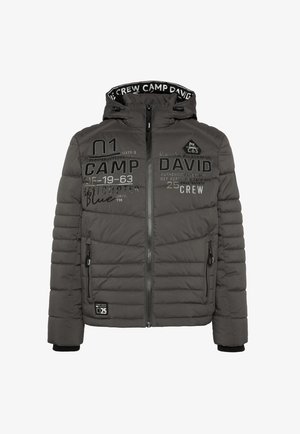 Grijze pufferjack met gequiltte textuur, voorrits, twee zijzakken en verschillende bedrukte details. Inclusief capuchon en geribde manchetten.