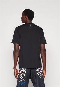 Venum TEKKEN POSTER SHIRT - Marškinėliai su spaudiniu - black