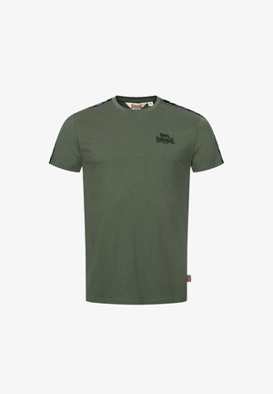 Maslinasto zelena pamučna majica kratkih rukava, s logotipom na prsištu i uzorkom na ramenima. Ravni rub i detalj s bočnom etiketom.