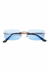 Occhiali da sole rettangolari con lenti azzurro chiaro, ponte in metallo e stanghette in plastica blu. I cuscinetti nasali trasparenti e le punte nere arricchiscono il design.