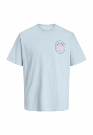 T-shirt en coton bleu clair avec un col rond, des manches courtes et un logo circulaire imprimé en rose et bleu sur le côté gauche de la poitrine.