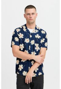 Camicia a manica corta in blu navy con motivo floreale beige e arancione, tessuto leggero, design con bottoni, vestibilità regolare.