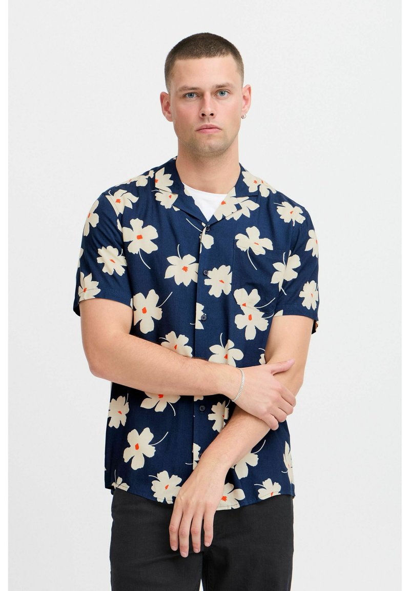 Camicia a manica corta in blu navy con motivo floreale beige e arancione, tessuto leggero, design con bottoni, vestibilità regolare.