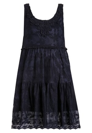 Sort ærmeløs knælængde kjole i blonder med blomsterprint, bølget kant, tætsiddende overdel og lagdelt, rynket nederdel.