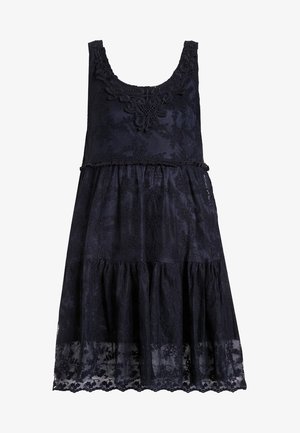 Czarna sukienka koronkowa bez rękawów, sięgająca do kolan, z kwiatowymi wzorami, falowanym dołem, dopasowanym górnym partem i wielowarstwową, marszczoną spódnicą.