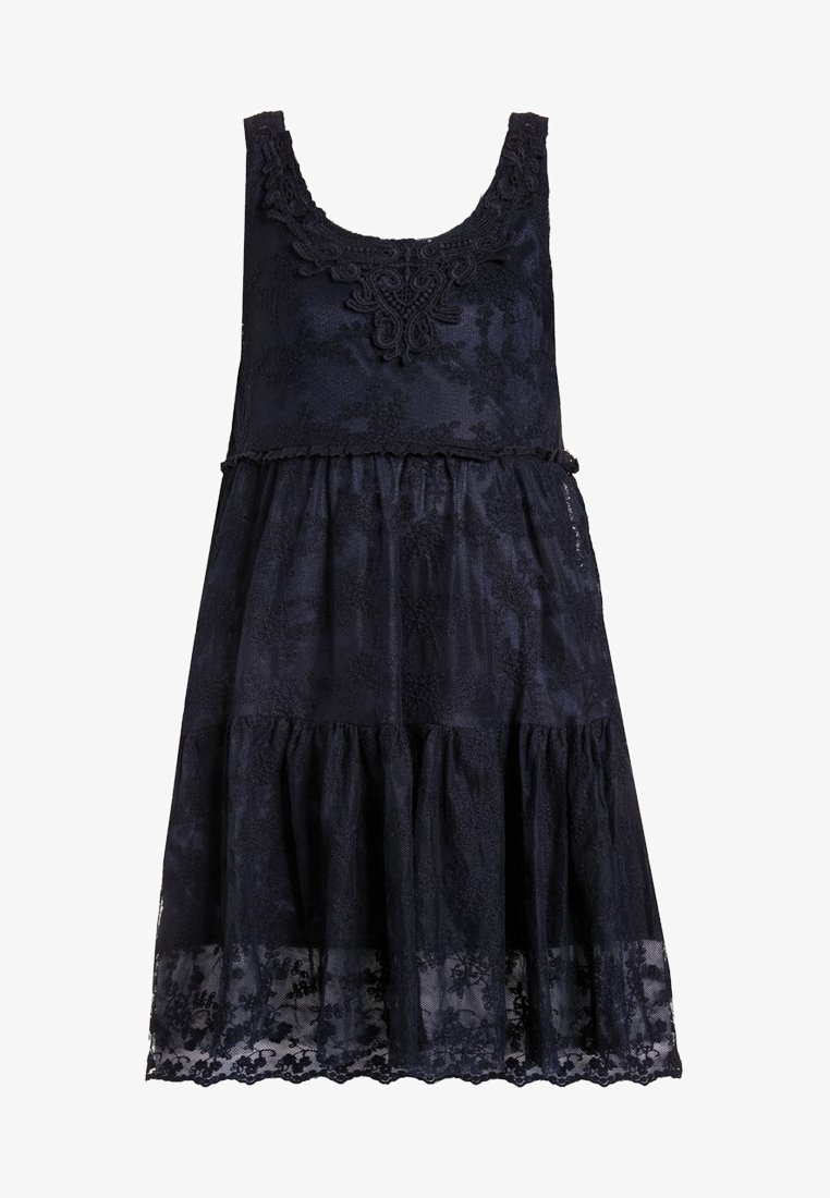 Robe noire en dentelle sans manches, longueur aux genoux, motifs floraux, ourlet festonné, corsage ajusté et jupe évasée à volants froncés.
