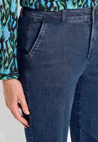 Dunkelblaue Denim-Jeans mit geradem Schnitt. Verfügt über Seitentaschen, eine glatte Oberfläche und dezente Nähedetails.
