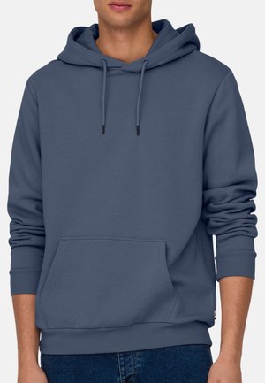 Mørkeblå pullover hoodie lavet af blødt stof, med en lomme foran, snore og ribbede manchetter. Glat tekstur uden synlige mønstre.