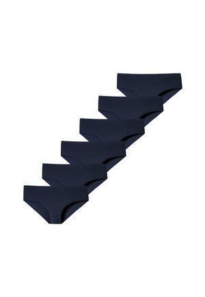 Seks identiske par sorte sømløse hipster-stil dameundertøj arrangeret diagonalt på en hvid baggrund.