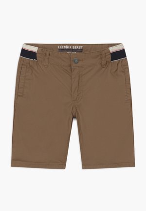Brune knælange shorts med sidelommer, knaplukning og elastisk taljebånd med marineblåt, hvidt og rødt stribet kantbånd.