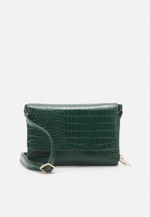 Zielona torebka w krokodyli wzór o strukturalnym designie, z odpinanym paskiem na ramię i złotymi akcentami.