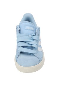Baskets en daim bleu clair avec des rayures blanches, bout rond et semelle en caoutchouc plate. Équipées de lacets et d'un col rembourré pour le confort.