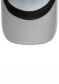 Grau baseball cap mit einem schwarzen Schirm, verfügt über strukturierten Stoff und sichtbare Nähte entlang der Kanten des Schirms. Die Innenseite ist hell gefärbt.