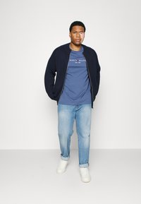 Tommy Hilfiger LOGO TEE - T-shirt estampada - faded indigo