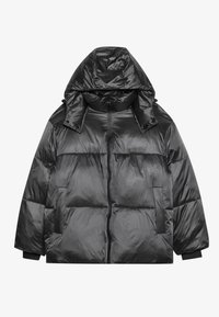 Svart, puffy jakke med hette, med en glatt og skinnende tekstur, glidelås lukking og elastiske mansjetter. Den har en firkantet fasong og quiltet design.