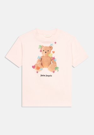Tricou roz deschis cu un imprimeu central cu un ursuleț îmbrățișabil decorat cu stele colorate, inimi și palmieri, cu textul „Palm Angels” dedesubt.