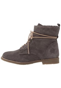 Botas de tobillo de ante gris con puntera redondeada, parte delantera con cordones y cordones beige. Tienen un puño plegable y una suela texturizada.