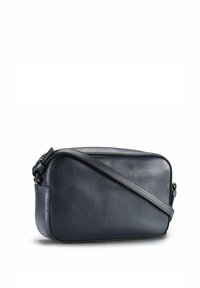 Borsa a tracolla in pelle blu navy, di forma rettangolare, con una superficie liscia, lunga tracolla regolabile e dettagli discreti della chiusura con zip.