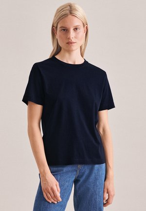T-shirt in cotone blu navy con maniche corte e collo rotondo, caratterizzato da una vestibilità rilassata e una superficie liscia.