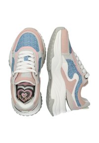 Tenisky v kombinaci světle růžové, modrého denim a šedé semišové kůže. Silná bílá gumová podrážka, kontrastní designy a stélka s vzorem srdíček.