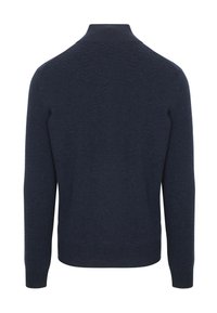 Navyblauwe sweater met lange mouwen en hoge kraag, van achteren getoond op een witte achtergrond.