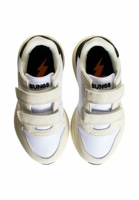 Scarpe sportive bianche con accenti beige, dotate di un design con cinturino in velcro, materiali in tessuto e sintetico, e un logo sul tallone.