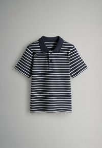 Granatowa koszulka polo z białymi poziomymi paskami, krótkimi rękawami i prążkowanym kołnierzykiem. Posiada dwa guziki przy dekolcie.