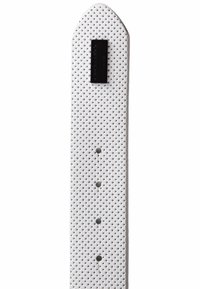 Weißes perforiertes Uhrenarmband mit spitzem Ende, ausgestattet mit vier Einstelllöchern und einer schwarzen rechteckigen Schnalle.