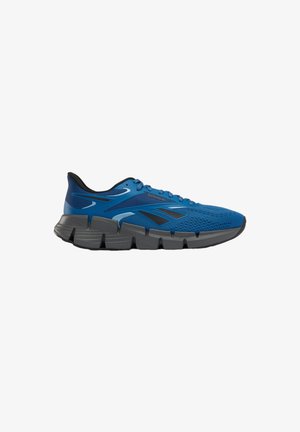 Blauer Sportschuh mit atmungsaktivem Mesh-Obermaterial, schwarz-grauer segmentierter dicker Sohle und schwarzem Reebok-Logo an der Seite.