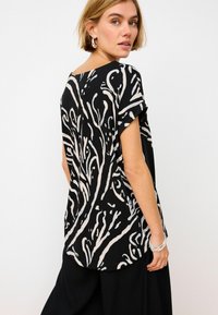 Next ROUND NECK CAP SLEEVE  REGULAR FIT - Nyomott mintás póló - black white swirl print