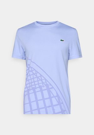 T-shirt viola chiaro realizzato in tessuto morbido, con un sottile motivo a griglia e un piccolo logo verde sul lato sinistro del petto.