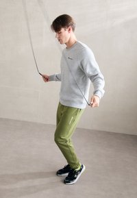 Champion ICONS HEM PANTS - Treniņtērpa apakšdaļas - green
