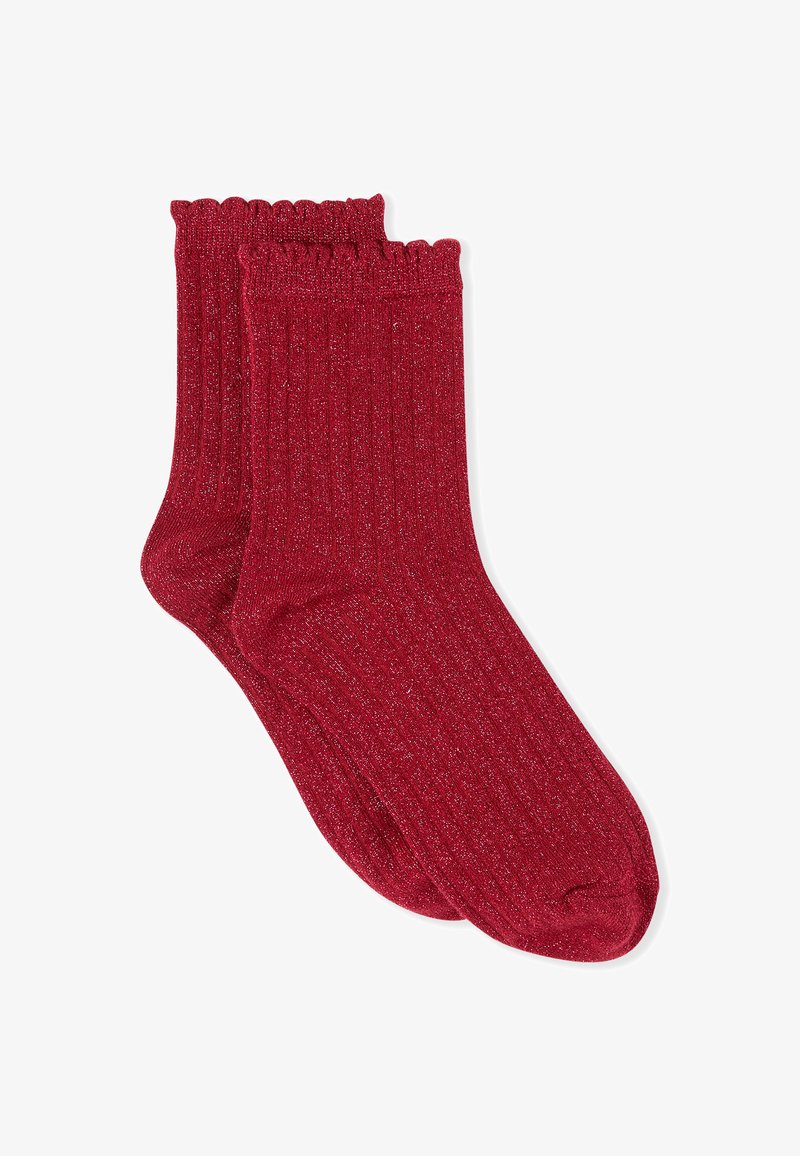 Rote gerippte Socken mit weicher Textur, ausgestattet mit einem gewellten oberen Rand und einem Hauch von Schimmer im gesamten Stoff.