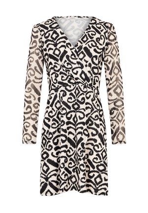 Vestido cruzado de manga larga en tela negra y crema con un patrón abstracto de remolinos, con escote en V y cintura ceñida por un cinturón. Textura suave.