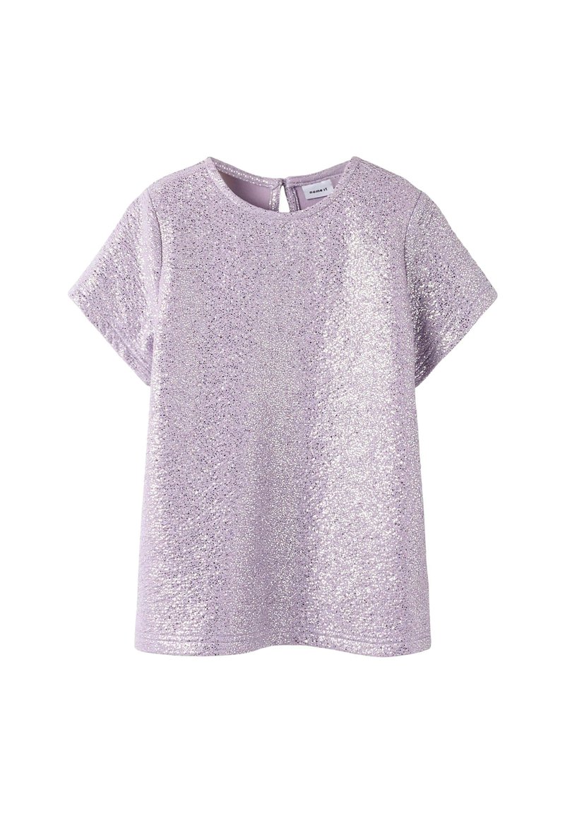 Glittrig lilas kortärmad topp med rund halsringning och en nyckelhålsöppning bak. Materialet har en strukturerad, skimrande yta.