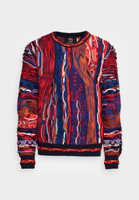 Chunky gebreide trui met gestructureerde strepen in rood, blauw, oranje en wit, met gebreide manchetten en zoom, gepresenteerd op een effen achtergrond.