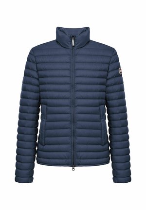 Tamsiai mėlyna pūkinė striukė su stovelio apykakle, priekiu užtrauktuku, dviem šoninėmis kišenėmis ir logotipo lipduku kairėje rankovėje.