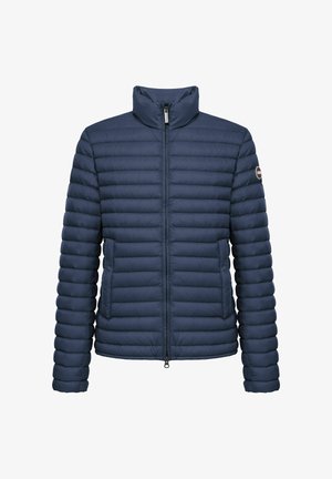 Chaqueta acolchada de plumón azul marino con cuello alto, cremallera frontal, dos bolsillos laterales y parche de logo en la manga izquierda.