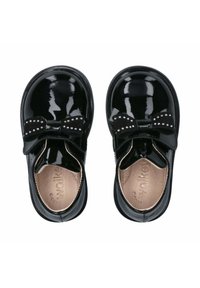 Scarpe in vernice nera con punta arrotondata, cinturino regolabile e fiocco decorativo con applicazioni di borchie. Texture liscia, fodera interna beige.