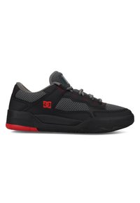 Schwarze und graue Sportschuhe mit Mesh-Obermaterial, gepolstertem Schaft, grauen Schnürsenkeln, roten Akzenten an der Sohle und am Logo sowie einer robusten Gummisohle.