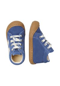 Modré plátěné tenisky s bílými tkaničkami, gumovými podpatky a béžovými akcenty. Kulatá špička bez struktury pro snadný pohyb.